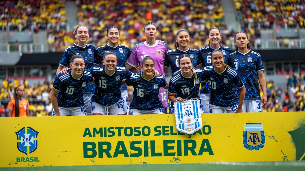 La formación titular de la Selección Argentina Femenina posando en la previa del clásico frente a Brasil en la Itaipava Arena Pernambuco.