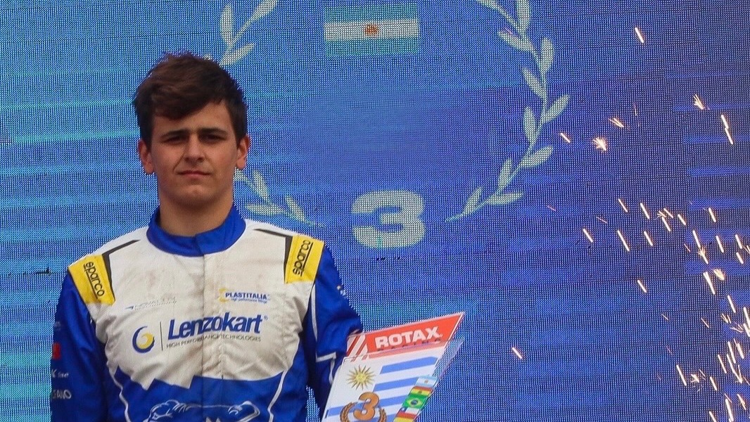 El piloto argentino con su trofeo Rotax en el podio. (Foto: @curva1kart)