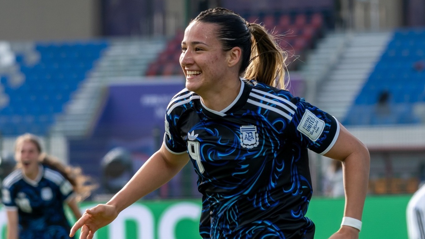 Mercedes Diz celebrando con los brazos abiertos su golazo para poner en ventaja a la Argentina. (Foto: AFA)