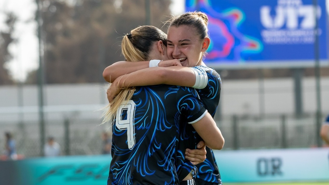 El eufórico abrazo de las futbolistas argentinas festejando la conquista inicial en suelo africano.