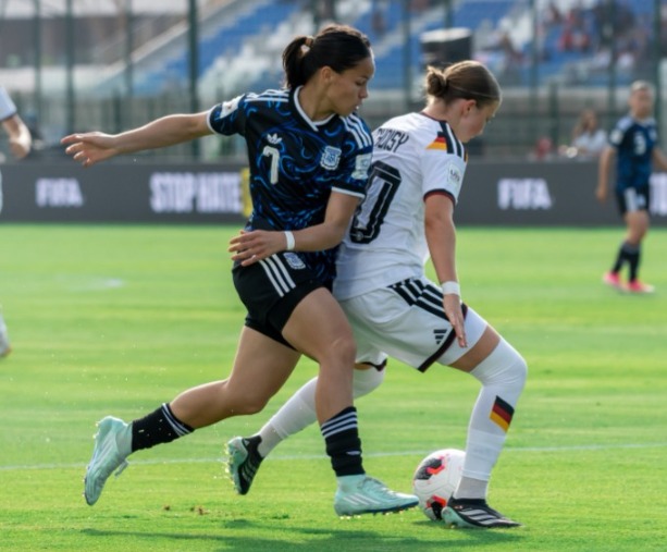 Disputa física y táctica en la mitad de la cancha durante el exigente cruce ante las germanas.
